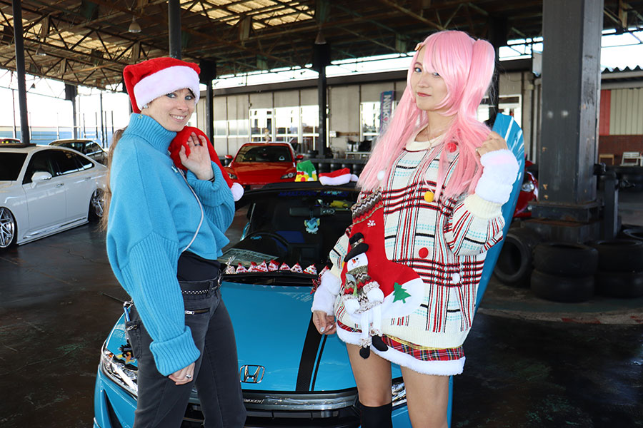 カトリナさん（左）は愛車ホンダS660を“クリスマス仕様”に【写真：ENCOUNT編集部】