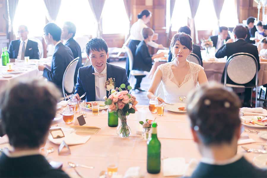 変化する結婚式のスタイル。新郎新婦とゲストが同じ卓で食事をする形式も【写真：リクルート提供】