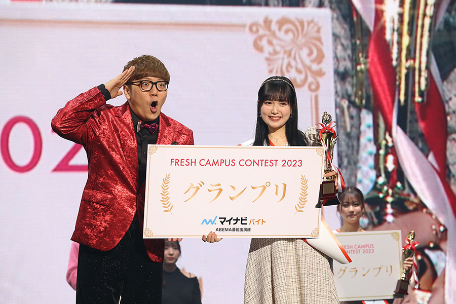 グランプリを受賞した辻村麻琴さん（右）とプレゼンターのHIKAKIN