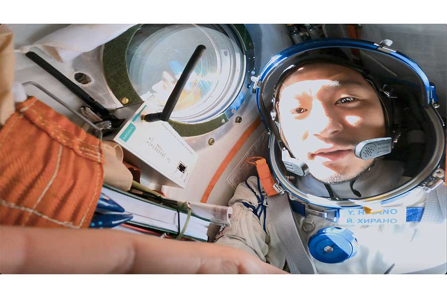 宇宙船内で写真を撮影する平野陽三氏【写真：(C)映画『僕が宇宙に行った理由』制作委員会」】