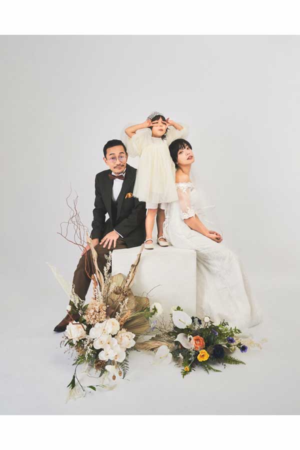 我妻三輪子が結婚を報告【写真:公式サイトより】