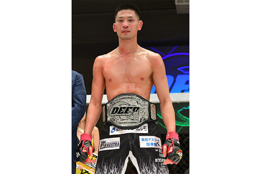 牛久絢太郎がベルトを返上　暫定王者の神田コウヤが第11代DEEPフェザー級チャンピオンに