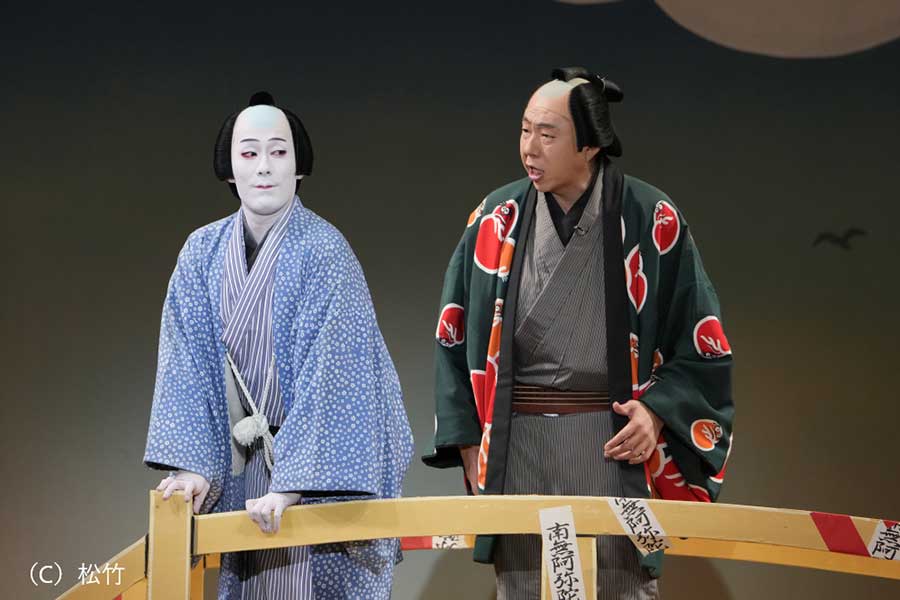 『唐茄子屋 不思議国之若旦那』で2度目の歌舞伎作品に出演した荒川良々（右）【写真：(C)松竹】