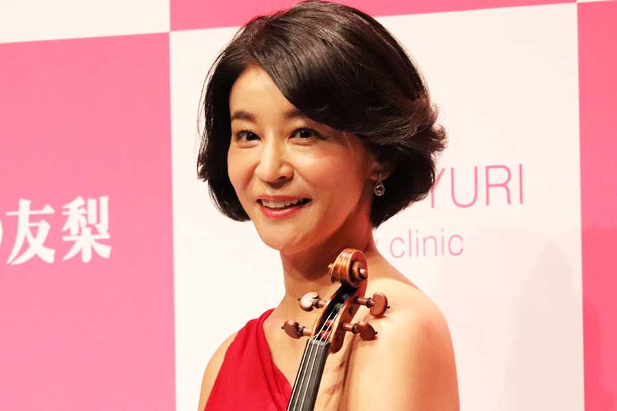 高嶋ちさ子、3000万円超えの高級SUVで街中走行　「ボンドガール」ぶりに反響「かっこよすぎ」