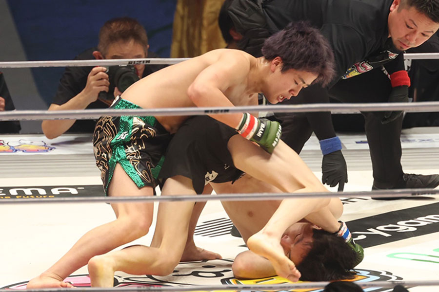 【RIZIN】那須川天心の弟、17歳の龍心がMMAデビュー戦で鮮烈KO！　兄の目の前でパウンドの嵐