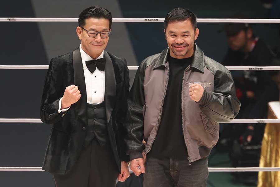 「RIZIN.45」のリングに上がったマニー・パッキャオ（右）とRIZINの榊原信行CEO【写真：山口比佐夫】