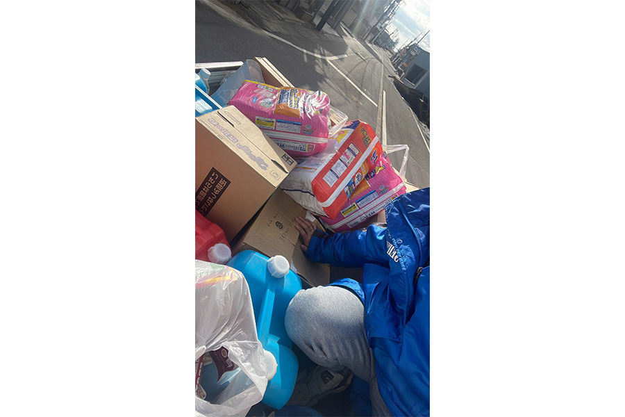 被災者にもかかわらず、物資を車に積んで避難所に運んだ【写真提供：SHINSEI（@mapplethope）さん】