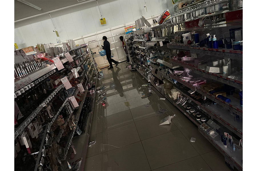 電気が消え、商品が散乱したままの店舗【写真提供：SHINSEI（@mapplethope）さん】
