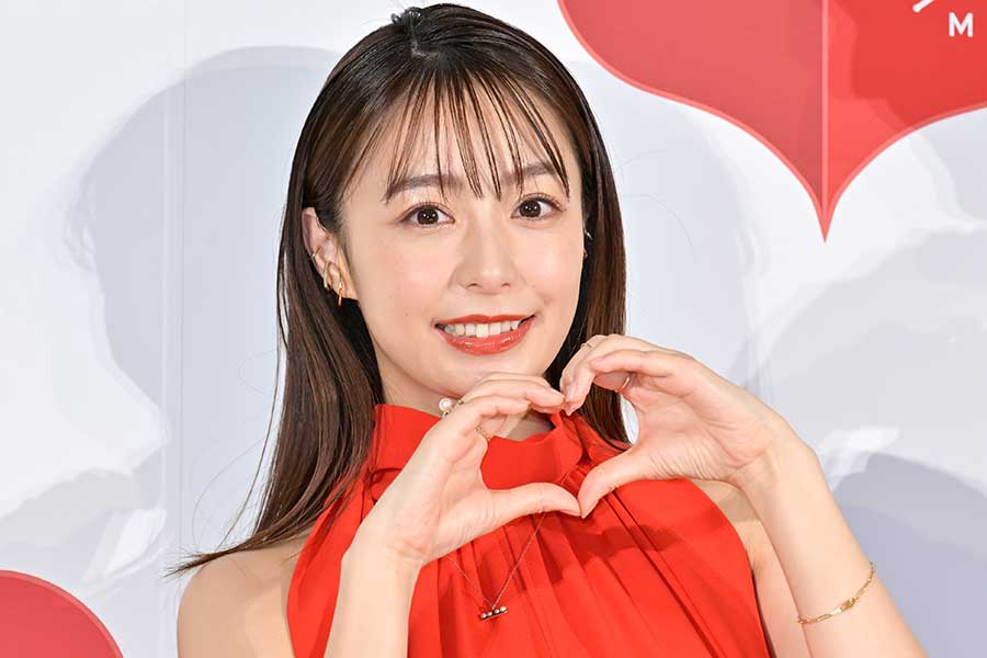 宇垣美里、真紅のノースリーブドレスで登壇　チョコは「価値の分かっている友達にあげるのが一番」