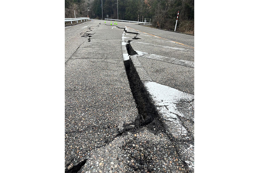 能登半島地震の道路被害の様子【写真：株式会社HEAVEN Japan提供】
