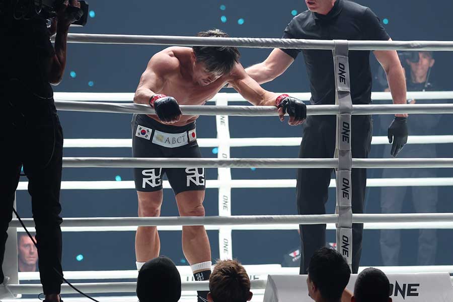 【ONE】48歳・秋山成勲、キックのレジェンドの前に1R・TKO負け　“相手の土俵”で2度ダウン奪われる