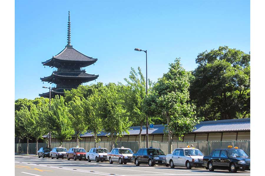 京都・東寺の五重塔とタクシー列。多くのドライバーが丁寧に接客している（写真はイメージ）【写真：写真AC】