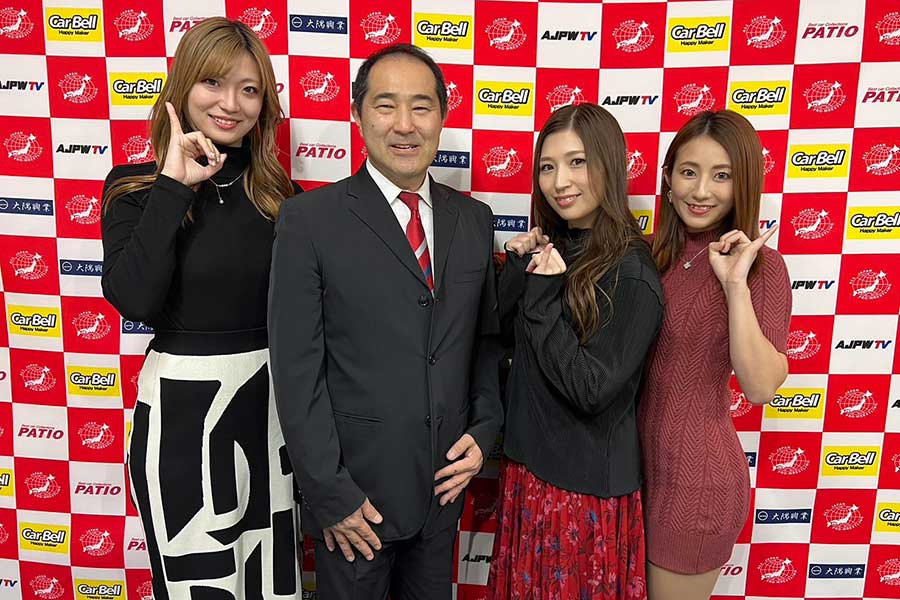 アク女の3名（左から後藤智香、青野未来、福永莉子）からキャバクラ接待を受けた福田社長