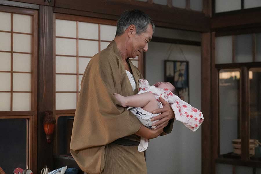 孫を抱くスズ子の父・梅吉（柳葉敏郎）【写真：(C)NHK】