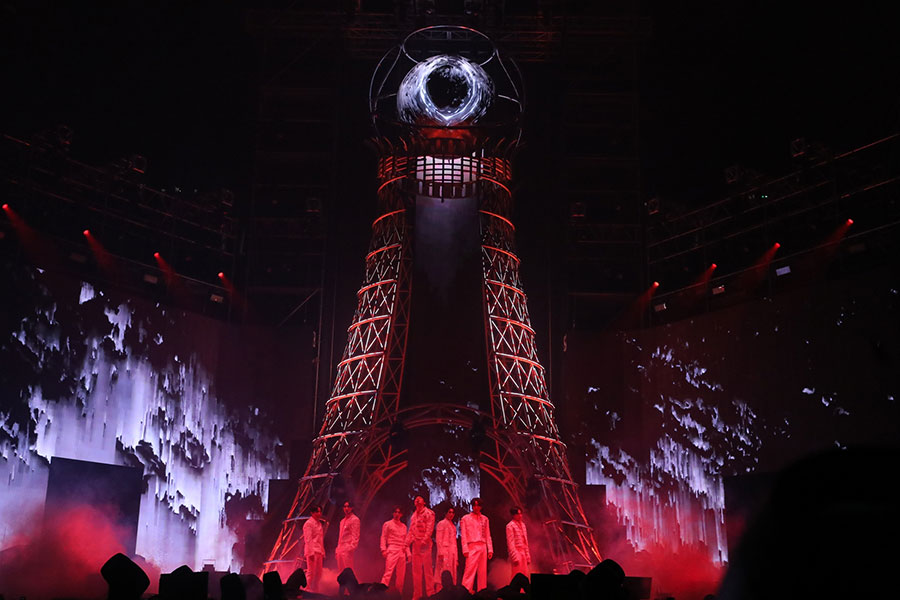 ATEEZが日本公演　巨大タワーで観客を圧倒　「皆さんが輝けるよう照らします」