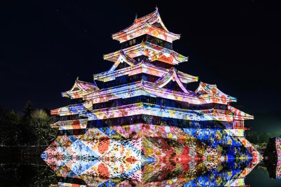 冬の国宝・松本城天守を彩る史上初イベントが「美しい」と話題　湘南乃風メンバーも満喫「夢中で撮影したよ」