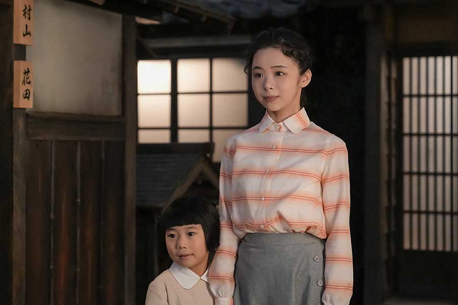 ある人を見送る愛子（小野美音）とスズ子（趣里）【写真：(C)NHK】