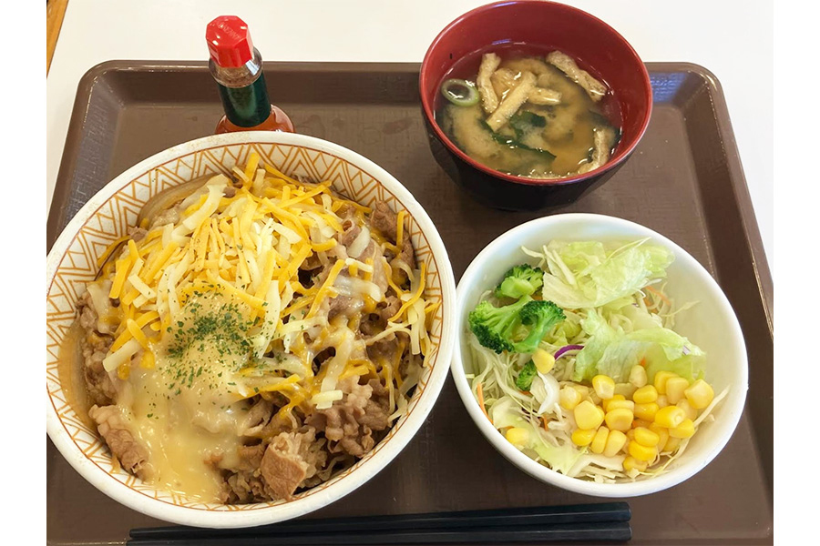 すき家でチー牛にみそ汁とサラダ（150円）がついた【写真：絶対仕事辞めるマン（＠MaqwgNaJKDOnxGb）さん】