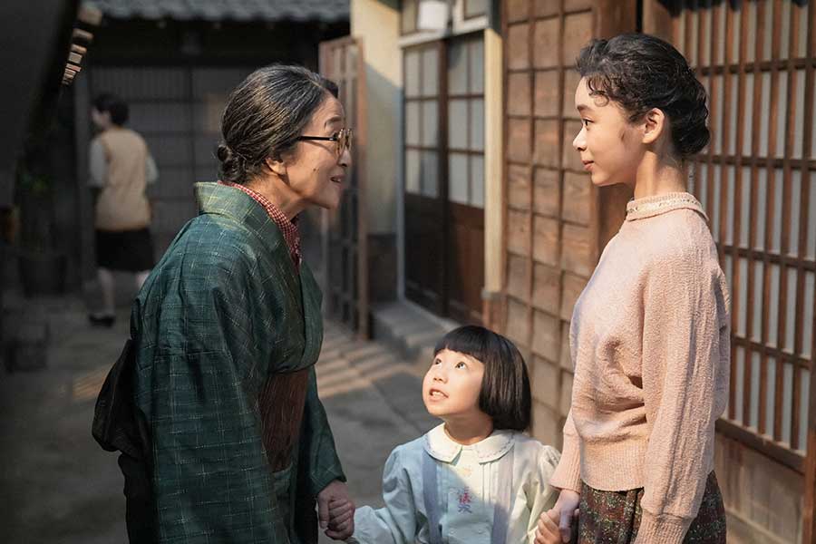 買い物に向かう左から大野晶子（木野花）、愛子（小野美音）、スズ子（趣里）【写真：(C)NHK】