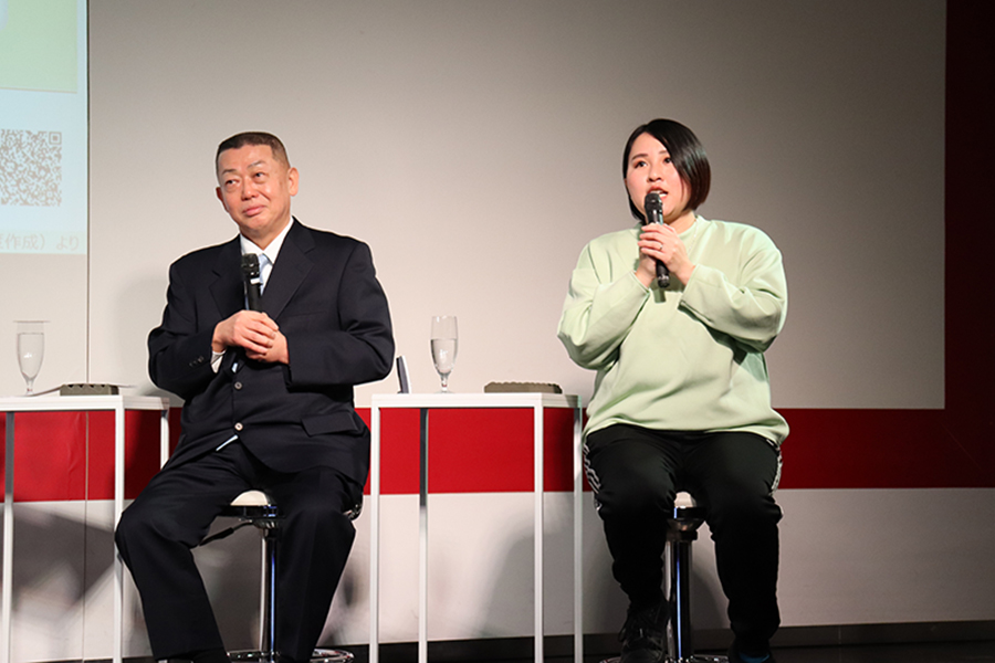 梅毒の啓発イベントに出席した三鴨廣繁教授（左）と性教育YouTuberのシオリーヌ【写真：ENCOUNT編集部】