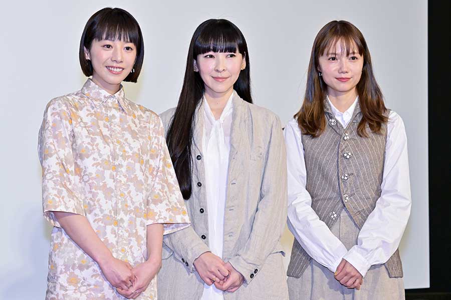 会見に出席した夏帆、麻生久美子、宮﨑あおい（左から）【写真：ENCOUNT編集部】