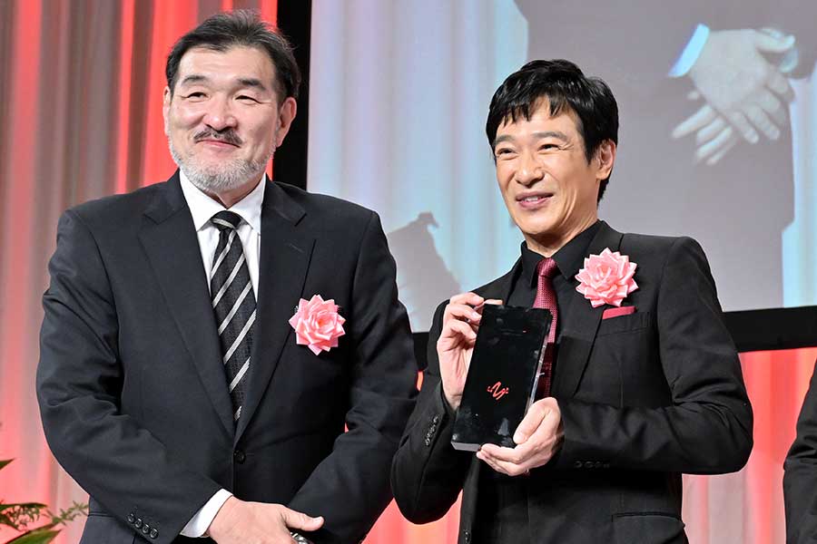 授賞式に出席した福澤克雄監督（左）と堺雅人【写真：ENCOUNT編集部】