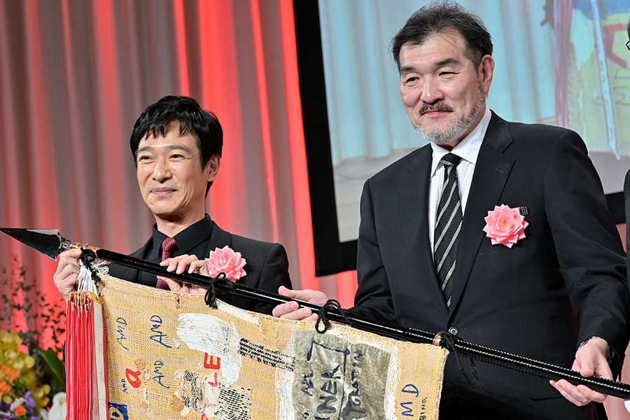 授賞式に登壇した堺雅人（左）と福澤克雄監督【写真：ENCOUNT編集部】