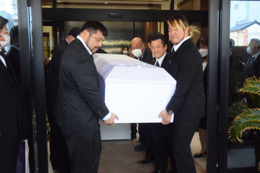 棚橋弘至（右）らが吉江豊さんの棺を運んだ【写真：ENCOUNT編集部】