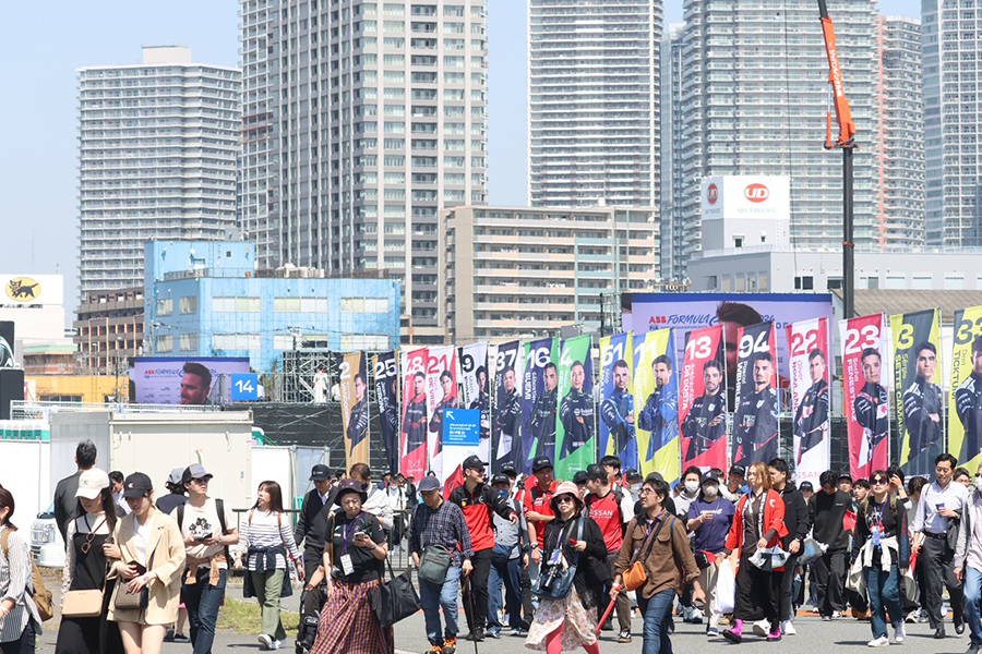 多くの来場者が詰めかけた東京ビッグサイト【写真：山口比佐夫】