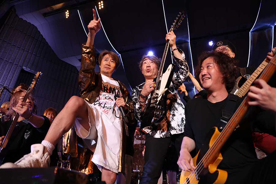 約34年ぶりの日比谷野音ライブでポーズを決める近藤真彦（左）とギターの野村義男