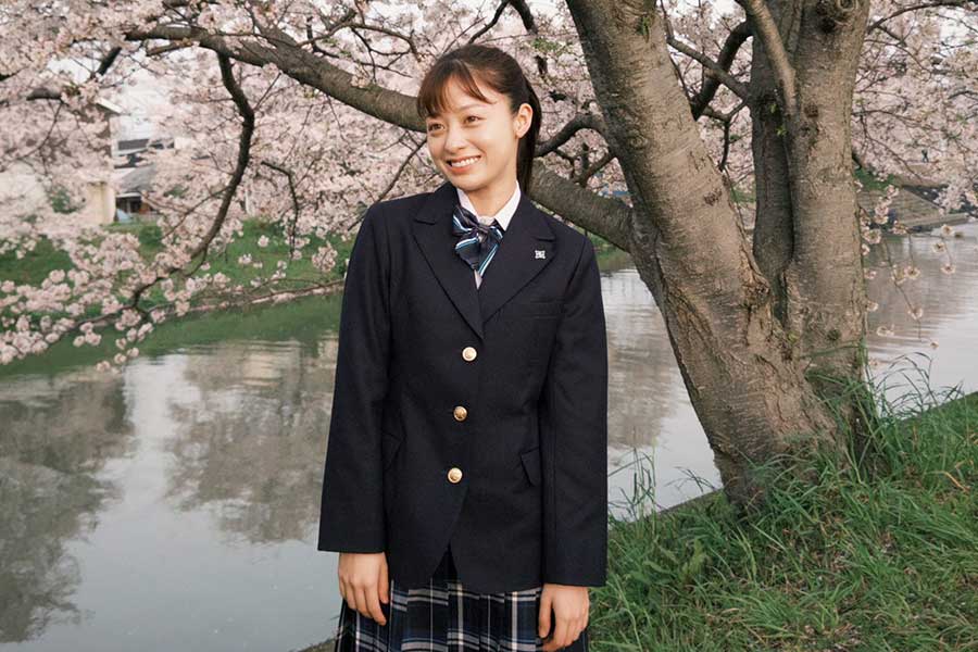 橋本環奈、朝ドラオフショットで25歳の制服姿公開　桜を背に「現役高校生」「反則級の可愛さ」