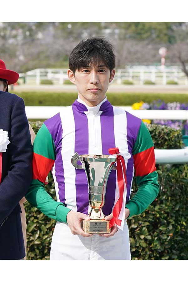 【競馬阪神】10Rラジオ関西賞仲春特別、1着14番タツダイヤモンドで通算JRA800勝の藤岡康太騎手＝阪神競馬場【写真：榎本雅弘】