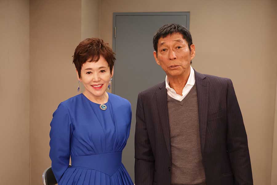 27年ぶりにドラマ共演する明石家さんま（右）と大竹しのぶ【写真：(C)フジテレビ】