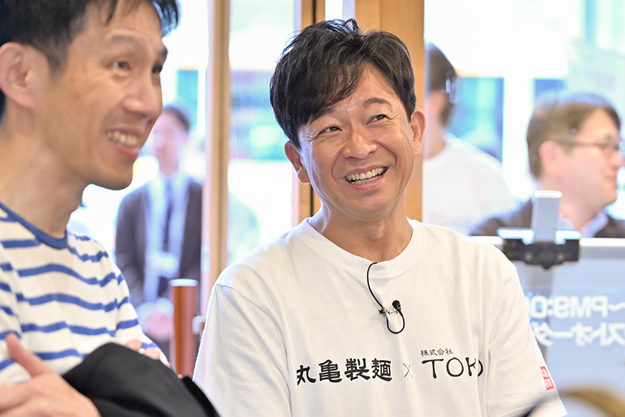 TOKIO城島茂、丸亀製麺との共創店舗が初オープン　笑顔で接客も「いらっしゃいませ」