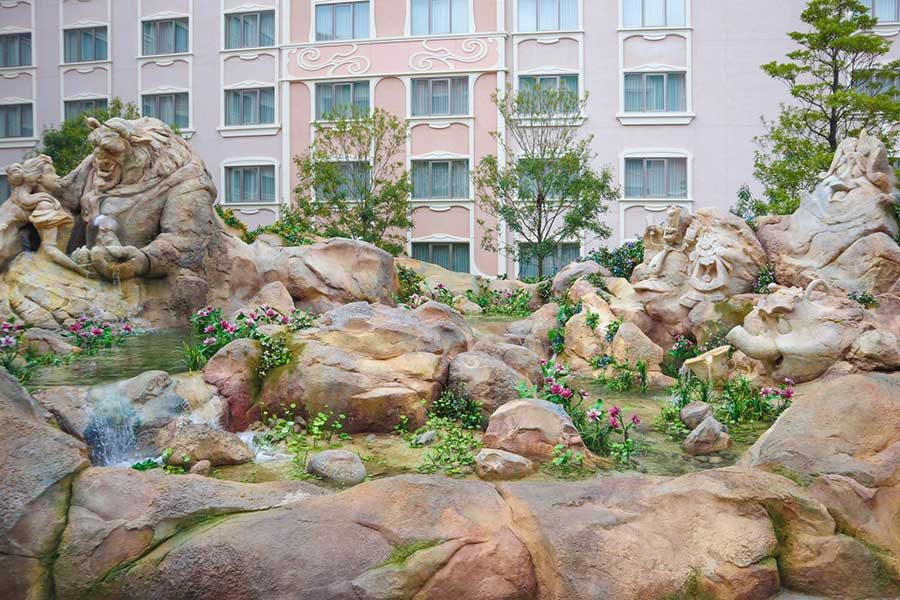 ディズニー映画『美女と野獣』が岩で表現された魔法の泉【写真：ENCOUNT編集部】