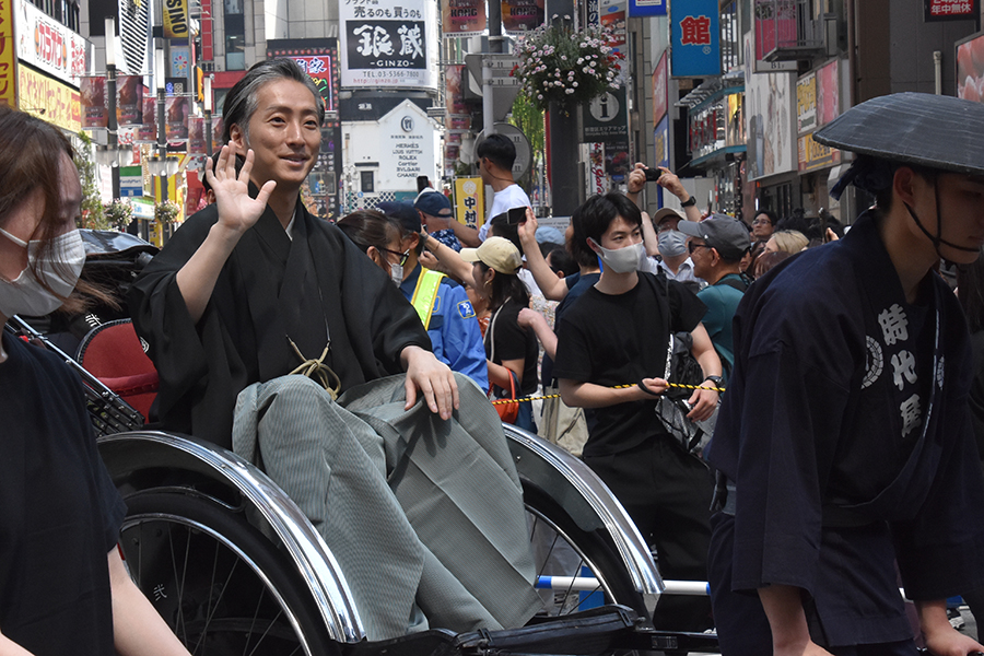 中村勘九郎や七之助ら、人力車で新宿・歌舞伎町を大お練り『歌舞伎町大歌舞伎祭』