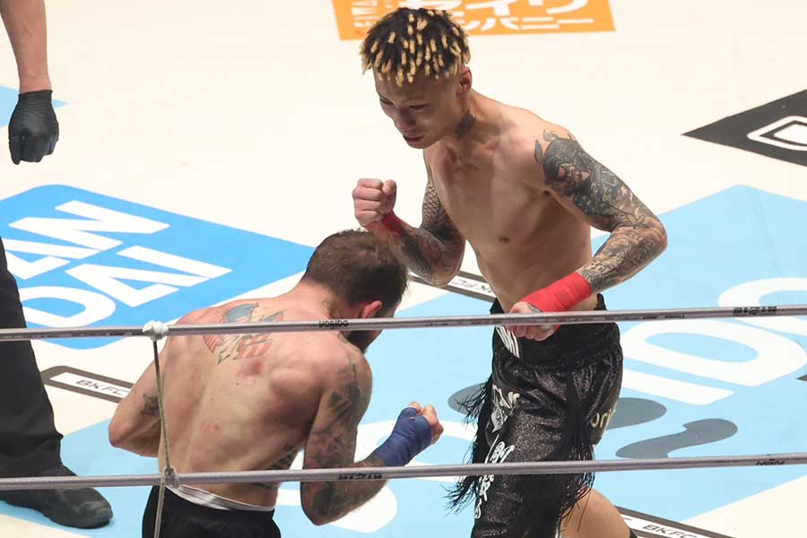 J.マルティネスに1R・KO勝利した篠塚辰樹（右）【写真：山口比佐夫】