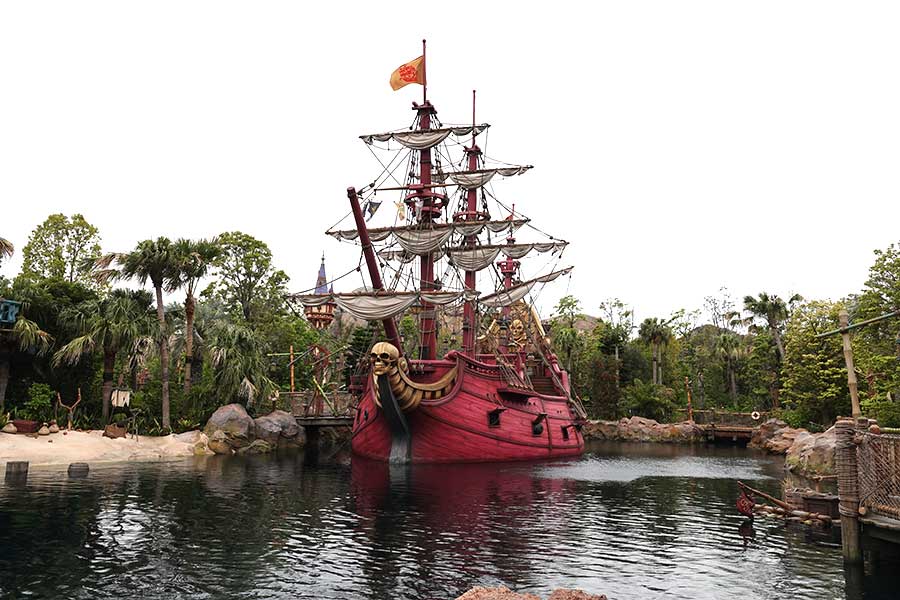 フック船長の海賊船やドクロ岩も【写真：ENCOUNT編集部】