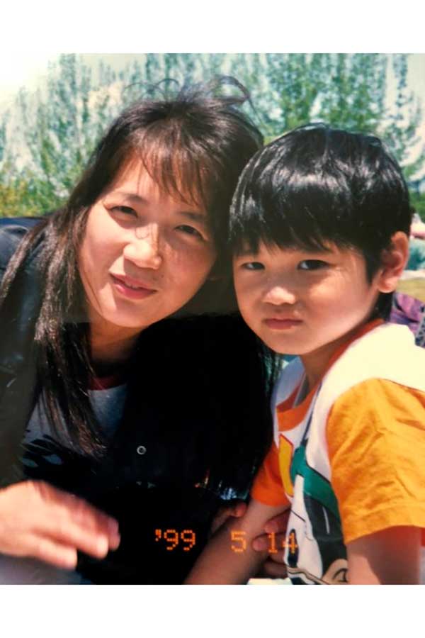 MLBが投稿した若き日の大谷翔平と母親【写真：X（@MLB）より】