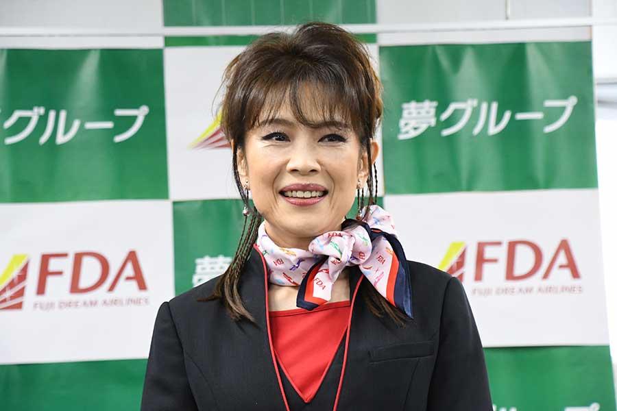 保科有里、CA姿でイベント登場　夢グループが航空会社とコラボ「新しい世界が広がった」