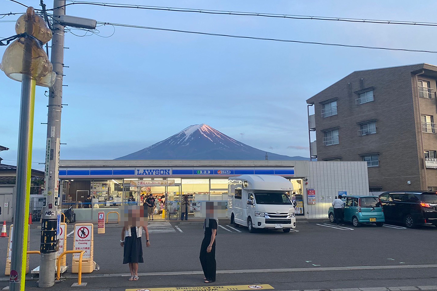 外国人観光客の間で話題となっている「ローソン河口湖駅前店」【写真：ENCOUNT編集部】