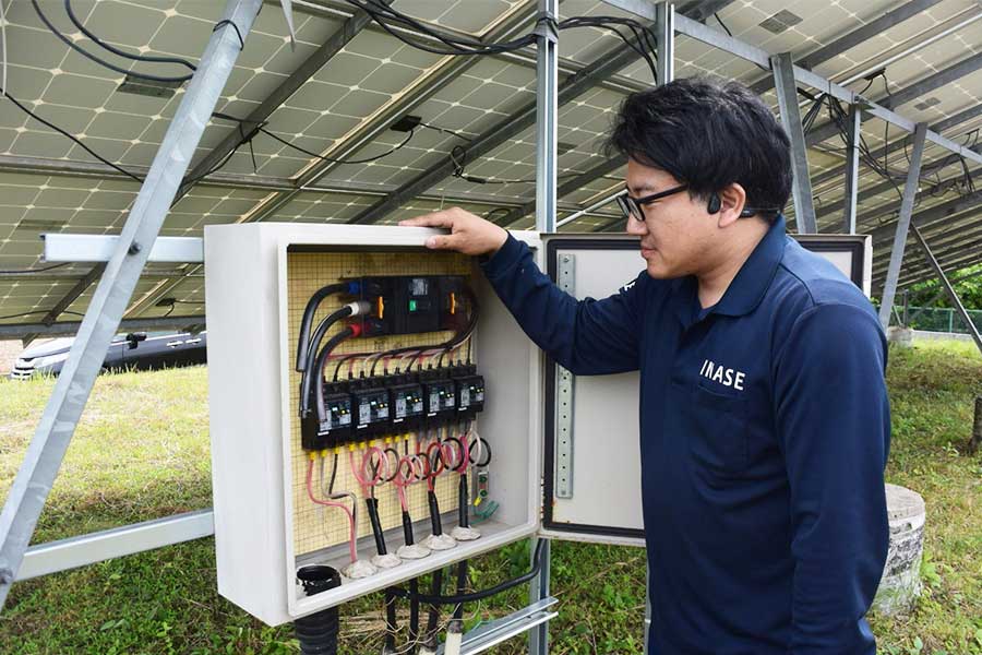 切断された3本の送電ケーブルを見つめるイナセ代表取締役の川田賢興さん【写真：ENCOUNT編集部】