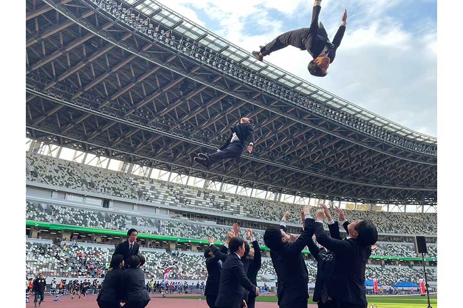 国立競技場でパフォーマンスをするCheer Re-Man's【写真：提供】