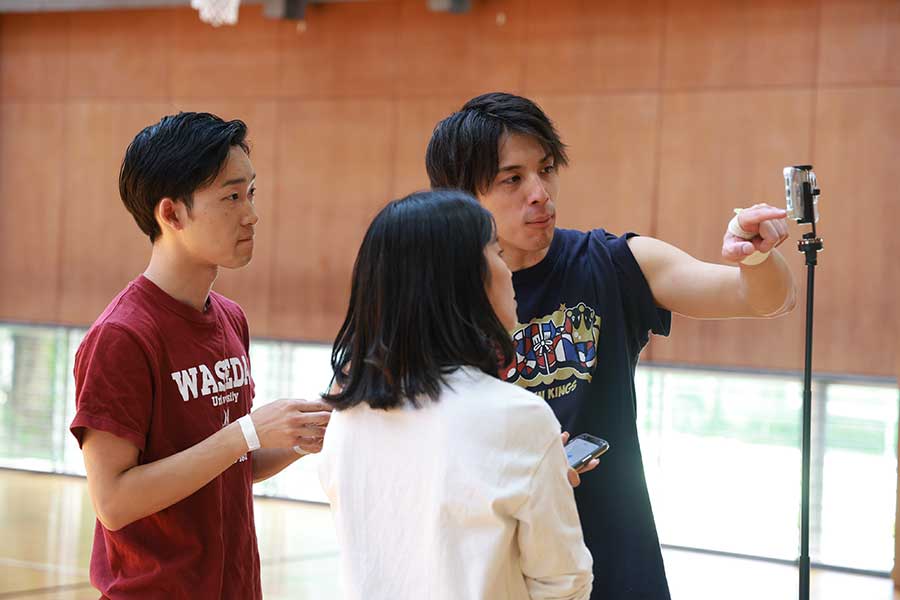 メンバーと動画をチェックする赤井勇介さん（右）【写真：山口比佐夫】