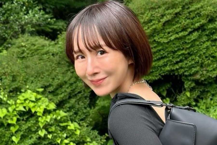 42歳山川恵里佳、へそ出しショットが「色っぽい」「ナイスバディ」と話題に　夫はお笑い芸人