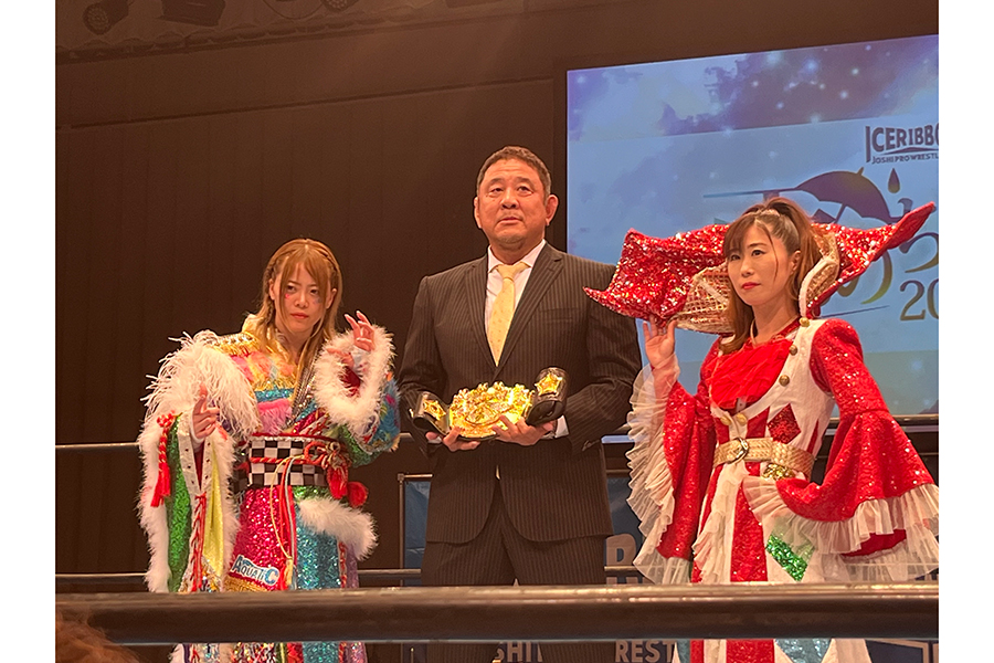 IWGP女子史上初となるスターダム以外での防衛戦（左より）王者・岩谷、立会人・永田裕志、挑戦者・藤本