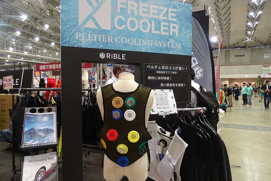 ベスト型冷却ウエア「FREEZE COOLER」の展示ブース【写真：ENCOUNT編集部】