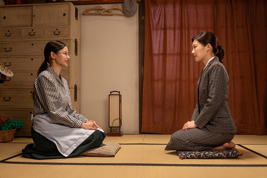 汐見香子（左＝ハ・ヨンス）と話す佐田寅子（伊藤沙莉）【写真：(C)NHK】