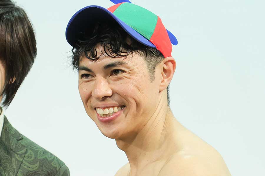 「この格好で？」小島よしお、期日前投票の報告にファン騒然「ビックリ」「鬼でも行けるのか」