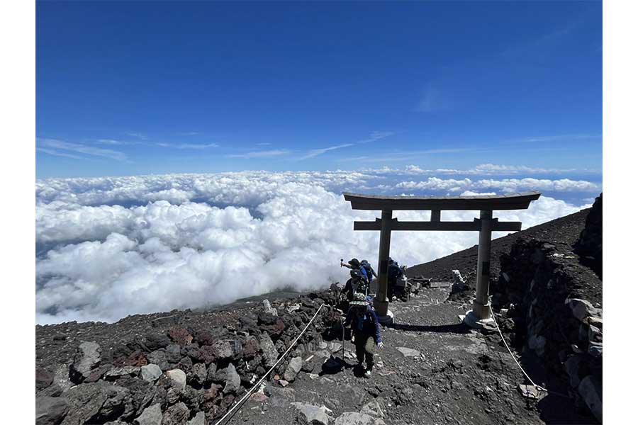 酸素の量が薄くなる富士山9合目【写真：写真AC】